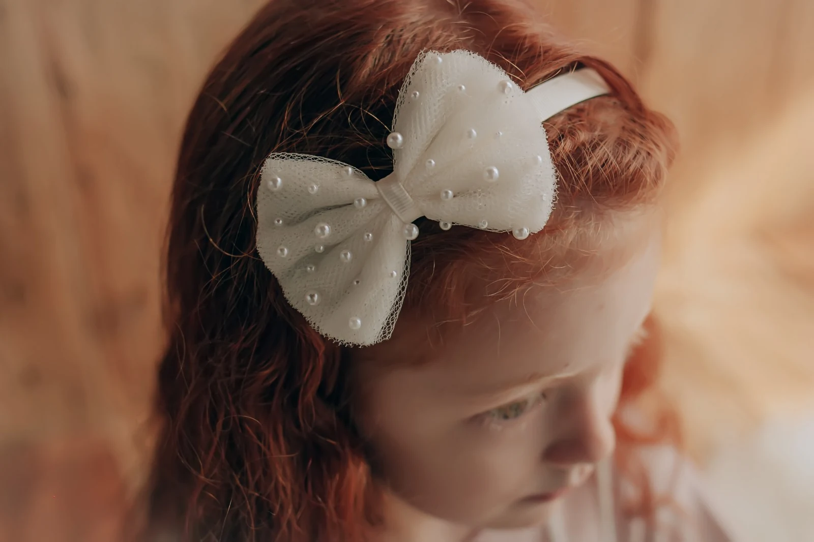 Menina usando tiara infantil