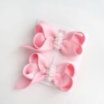 Par de laços com pérolas
