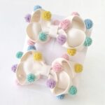 Par de laços com pompons de tulê