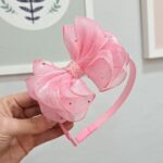 Tiara com laço de organza rosa