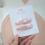 Par de tic tacs rosa bordado