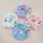 Scrunchie de tulê com pompons (porta-coque)