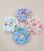 Scrunchie de tulê com pompons (porta-coque)